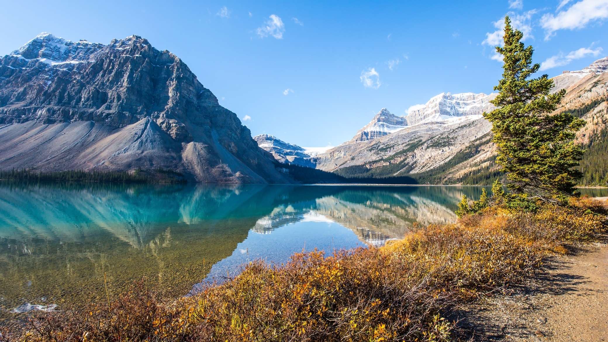 Lago turquesa y cumbres de las Montañas Rocosas canadienses (parque nacional de Banff)