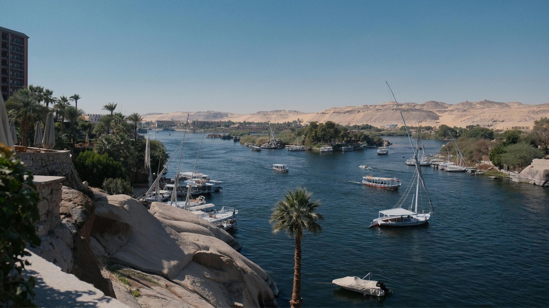Le Nil à Assouan avec des felouques à voile traditionnelles