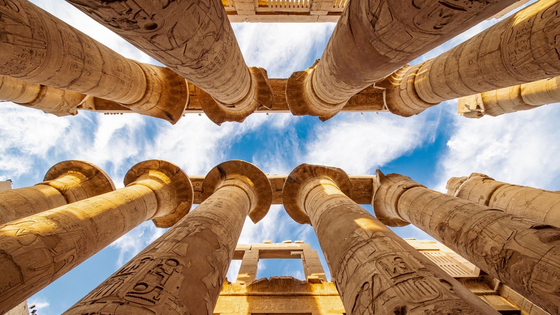 Les colonnes du temple de Karnak à Louxor, couvertes de hiéroglyphes