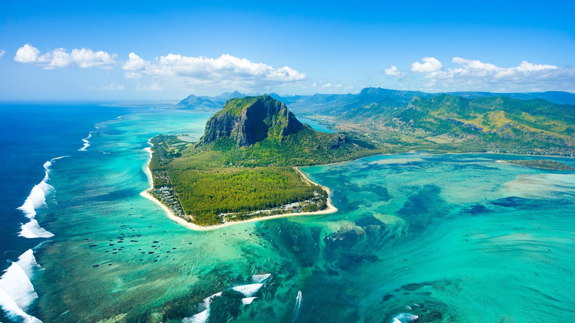 Luftaufnahme von Le Morne Brabant und der türkisfarbenen Lagune von Mauritius
