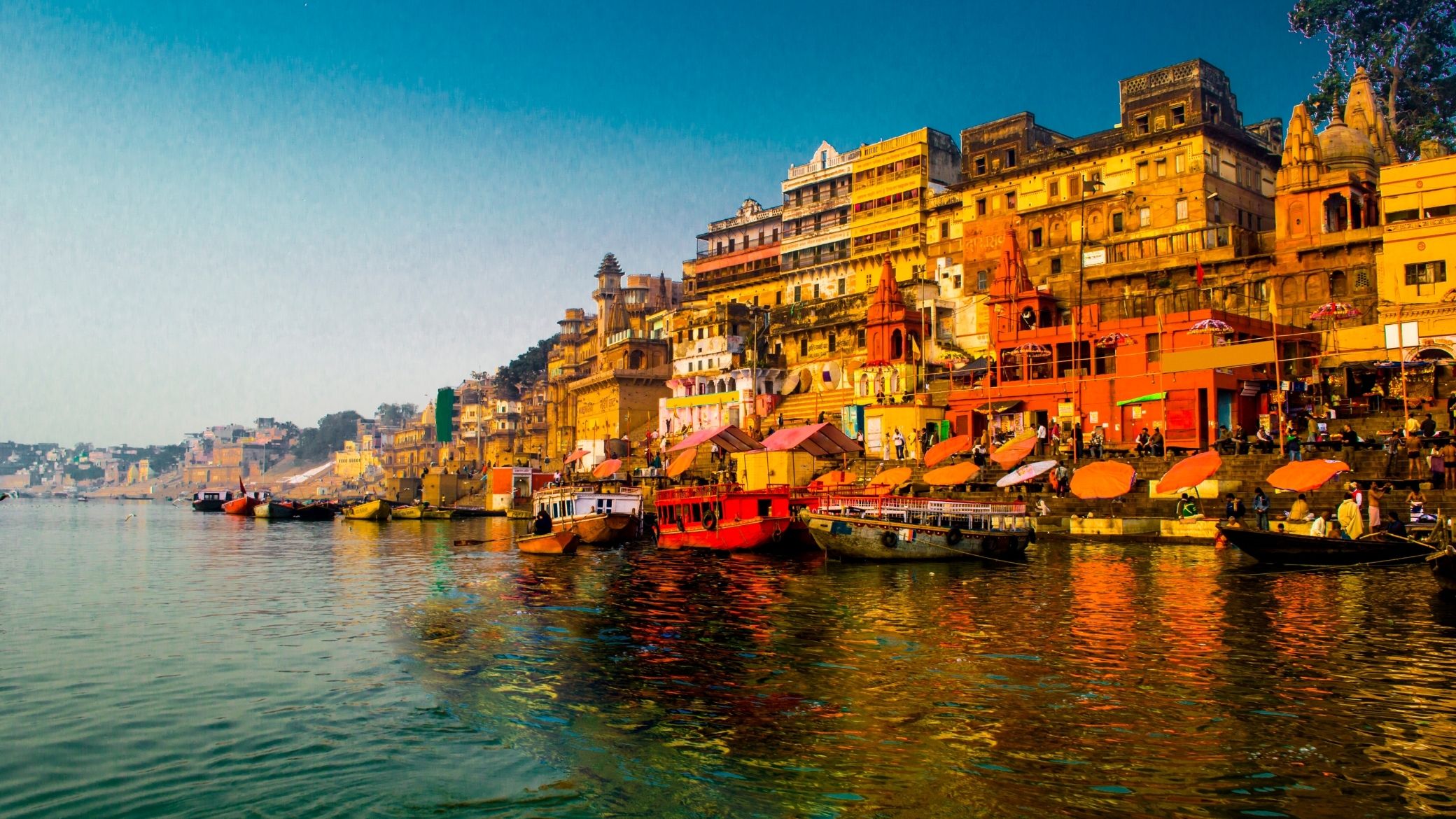 Os ghats coloridos de Varanasi à beira do Ganges, com barcos