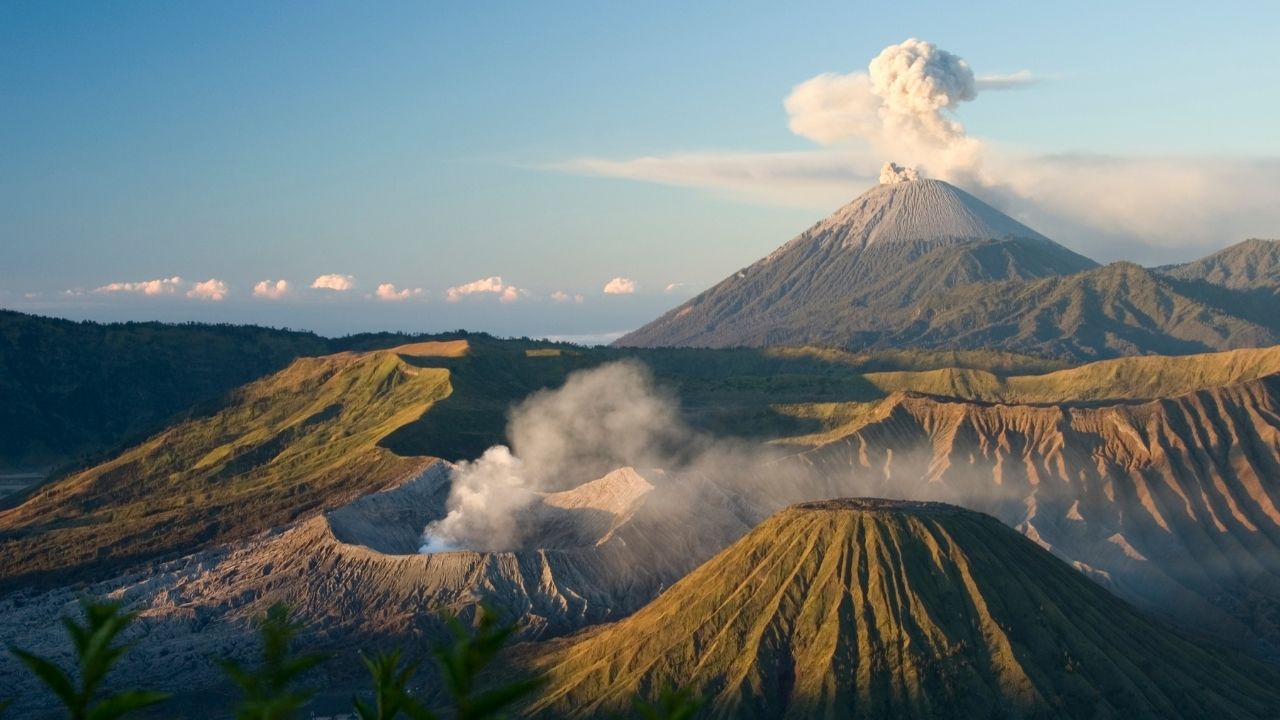 Le volcan Bromo et le Semeru en éruption au lever du jour, sur l'île de Java