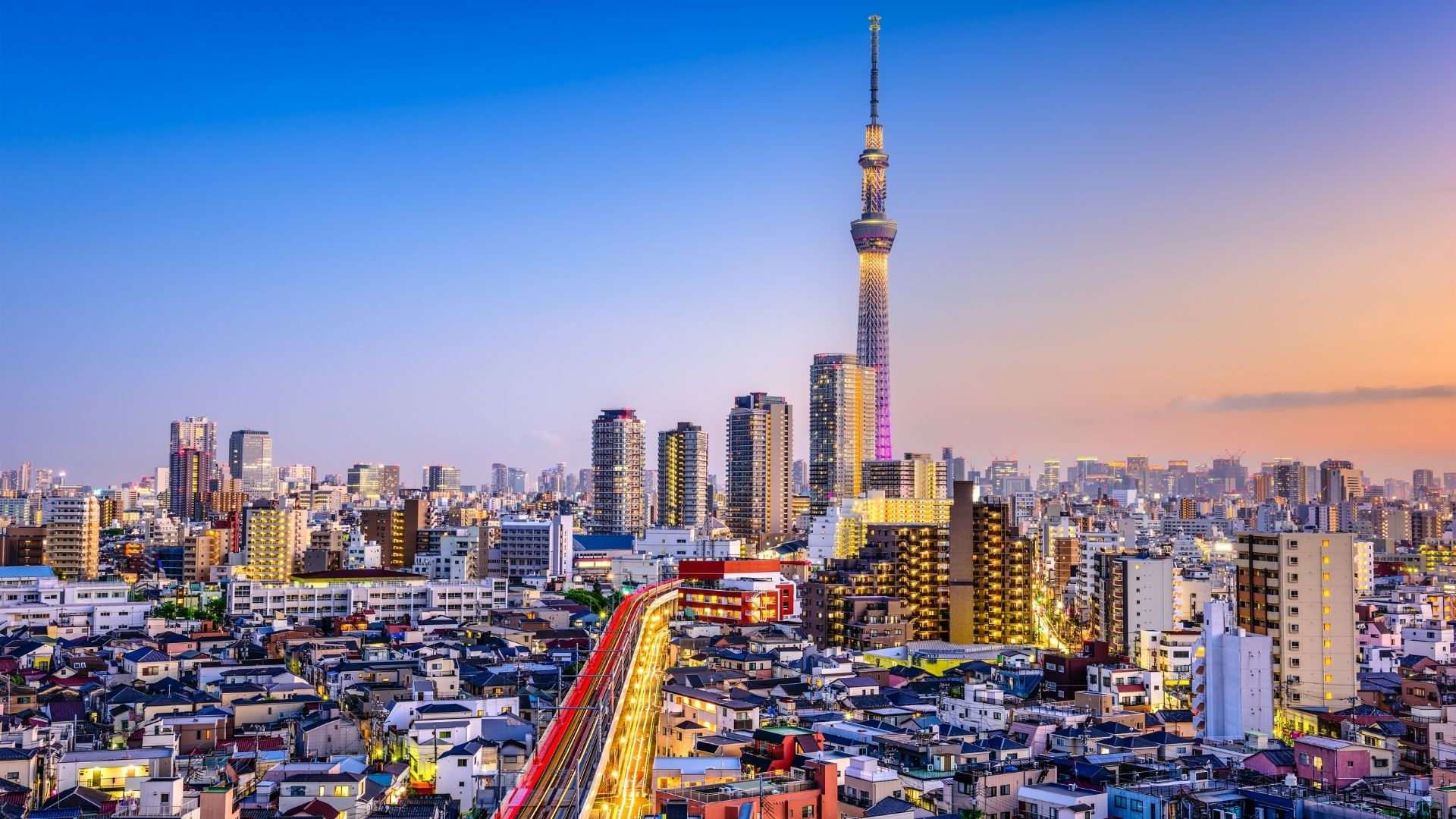 La skyline de Tokyo avec la Tokyo Skytree illuminée au crépuscule