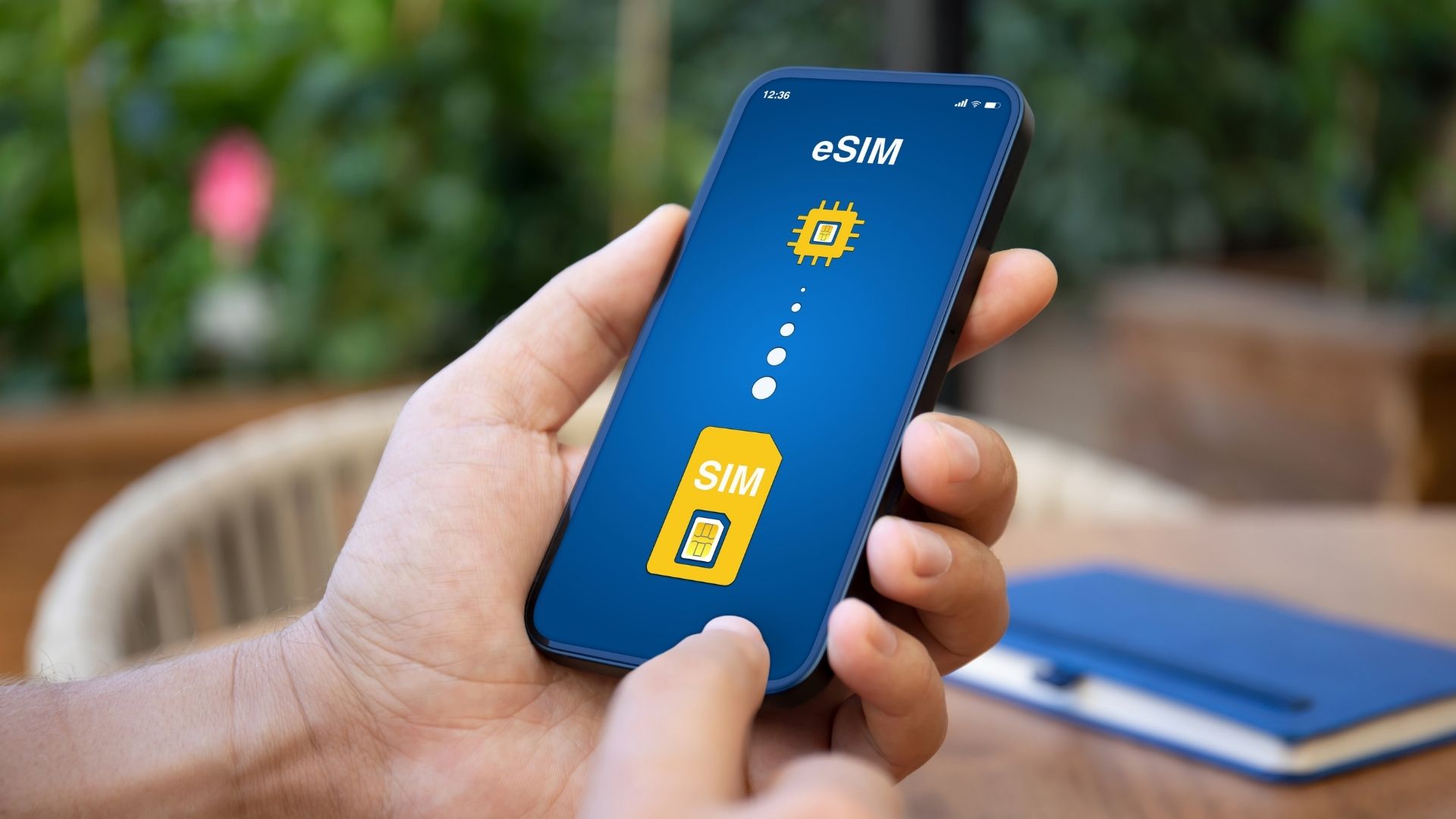 Illustration de la transition d'une carte SIM physique vers une eSIM sur un smartphone