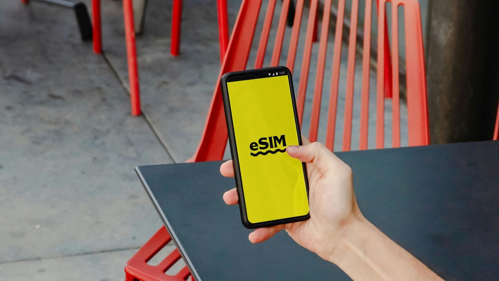 Viajante ligado ao wifi num café com o smartphone