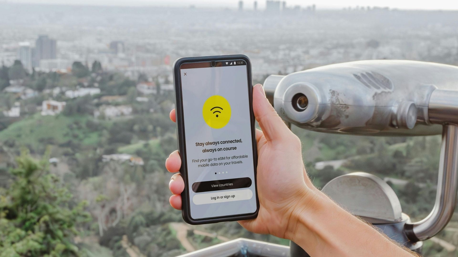 Smartphone con app eSIM aperta durante un viaggio, pronto per ripartire