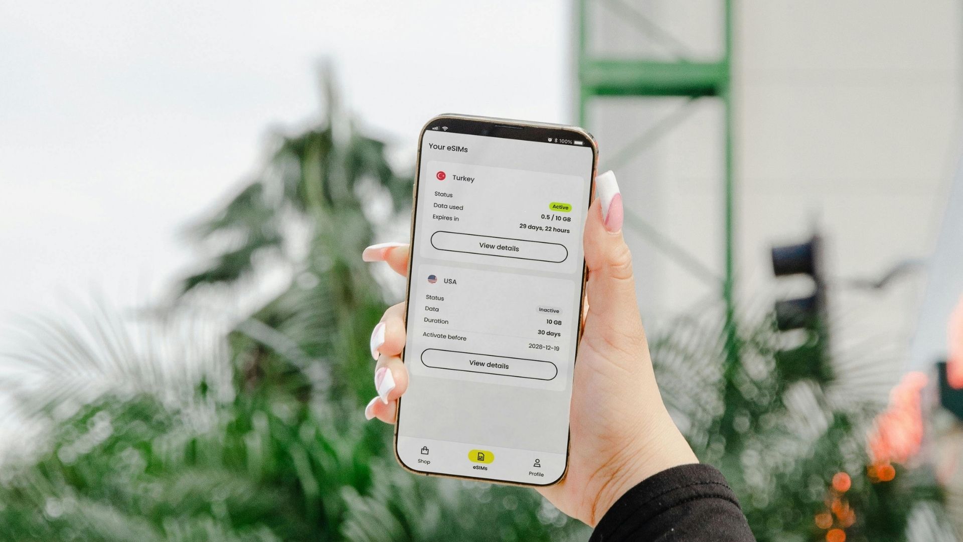 Schermata di gestione eSIM con dati residui e più profili attivi