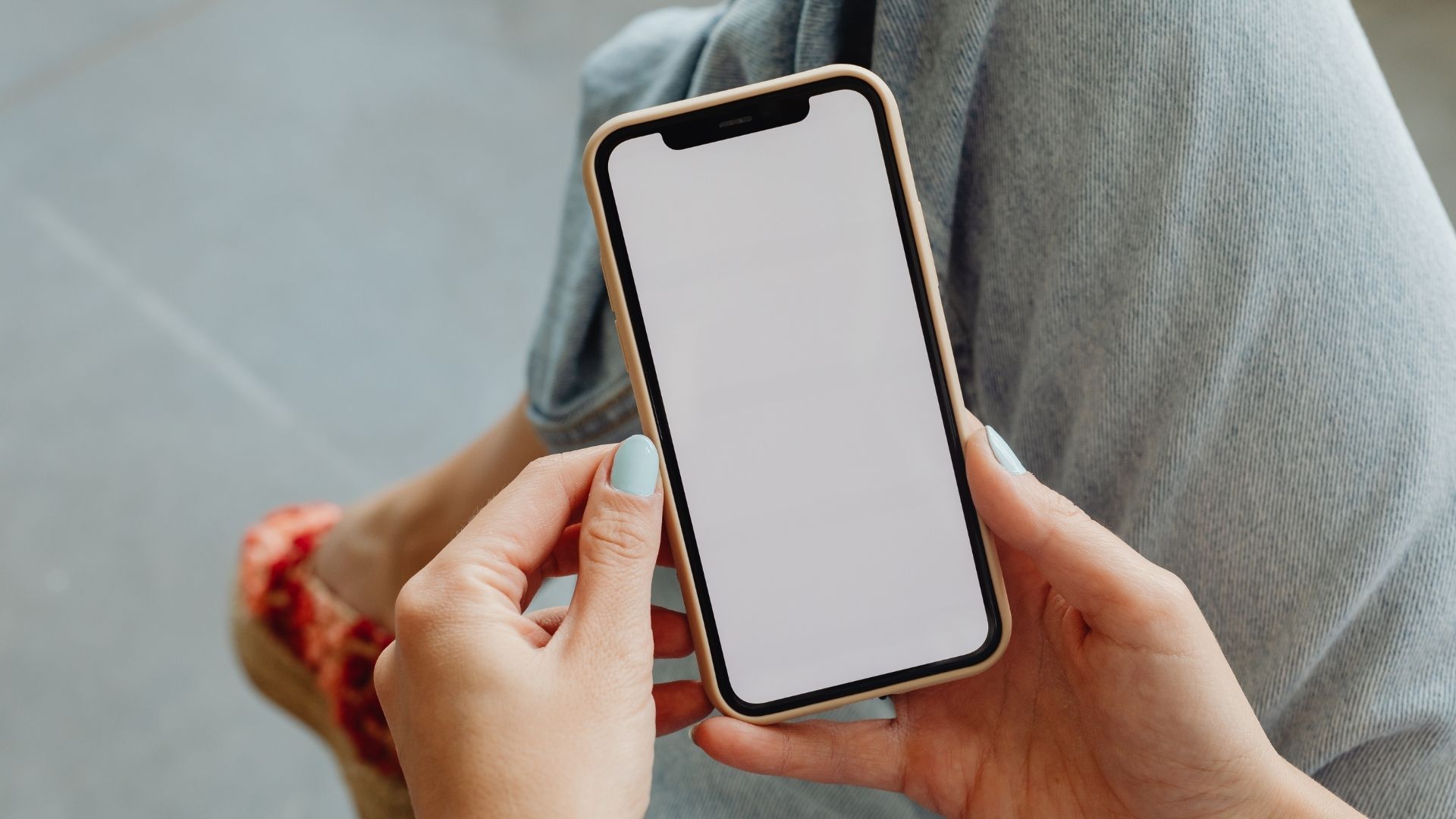 Un telefono in mano, schermo acceso, per verificare il modello