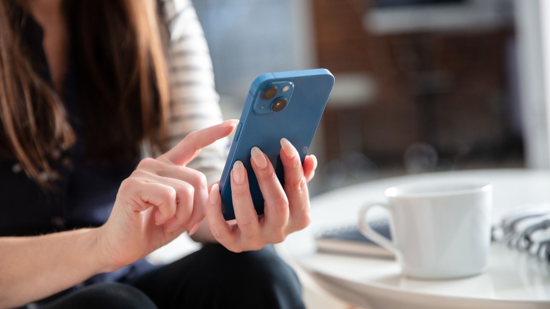 Una persona verifica la compatibilità eSIM del suo smartphone